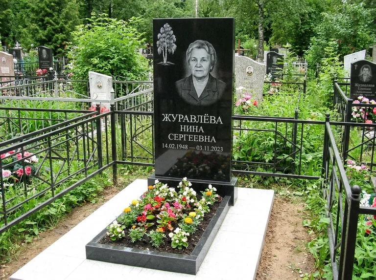 Памятник с гравировкой берёзы — гравировка одинокой берёзы над именем, работа «Журавлёва» в Белгороде