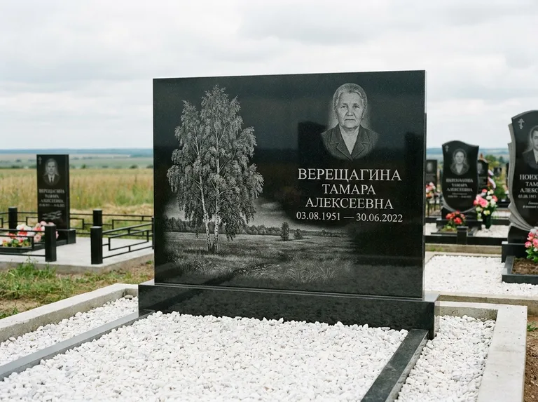 Памятник с гравировкой берёзы: широкая горизонтальная стела — берёза у поля, простор до горизонта, белая мраморная крошка с бордюром, работа «Верещагина» в Белгороде