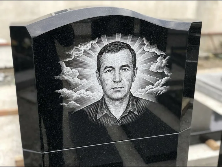 Гравировка фото на памятнике — с фоном в Белгороде
