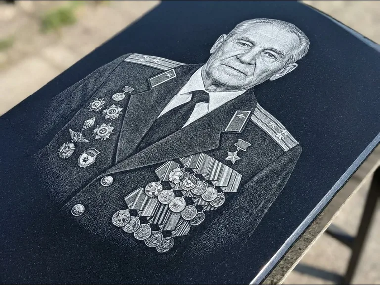Гравировка фото на памятнике — военный / ветеран в Белгороде