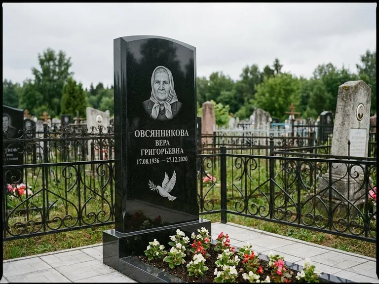 Памятник с гравировкой голубей — гравировка голубя с оливковой ветвью рядом с эпитафией, работа «Овсянникова» в Белгороде