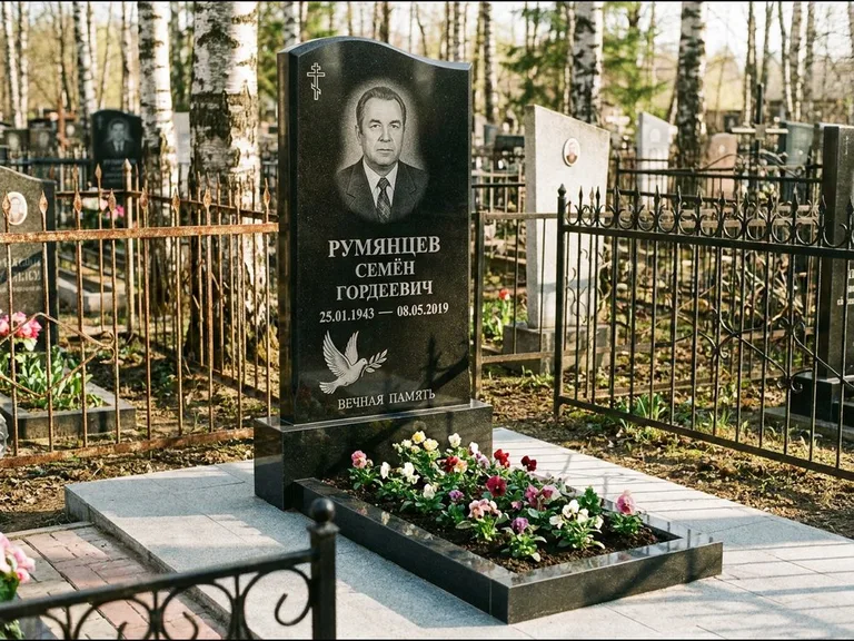 Памятник с гравировкой голубей — гравировка голубя с оливковой ветвью рядом с эпитафией, работа «Румянцев» в Белгороде