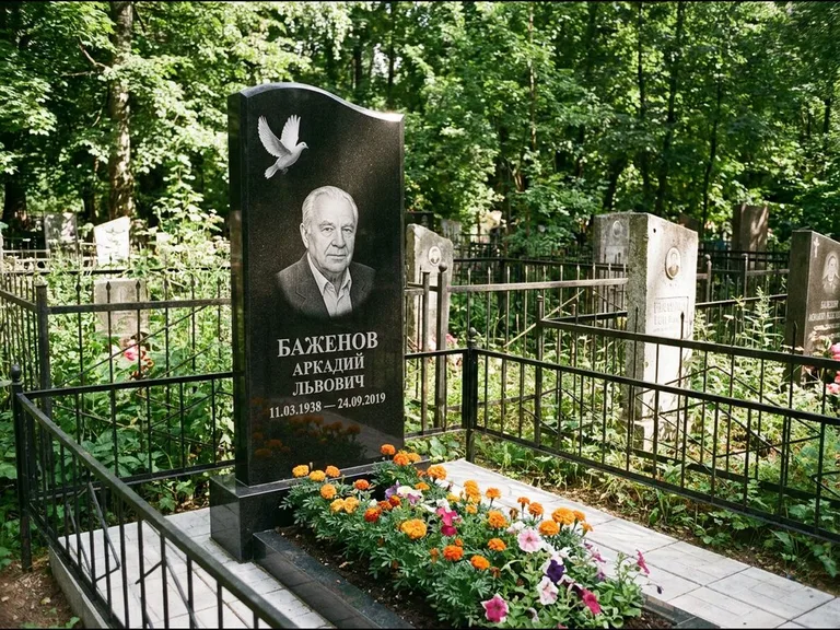 Памятник с гравировкой голубей — белая гравировка взлетающего голубя над портретом, работа «Баженов» в Белгороде