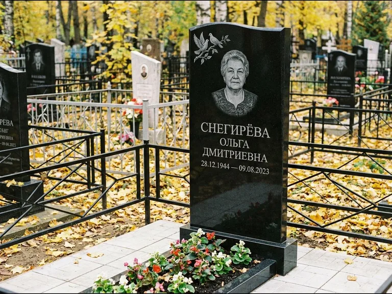 Памятник с гравировкой голубей — гравировка пары голубей на ветке в верхнем углу стелы, работа «Снегирёва» в Белгороде