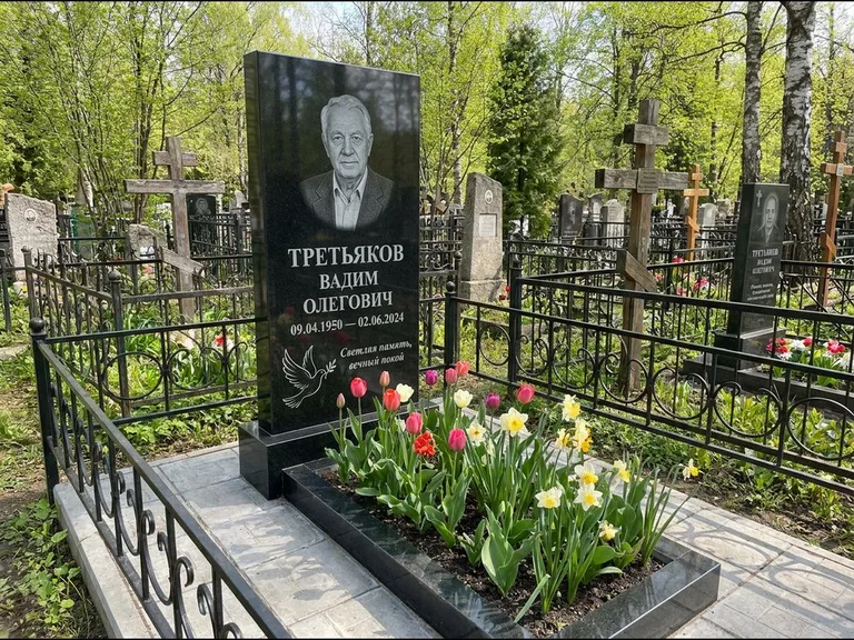 Памятник с гравировкой голубей — гравировка голубя с оливковой ветвью рядом с эпитафией, работа «Третьяков» в Белгороде