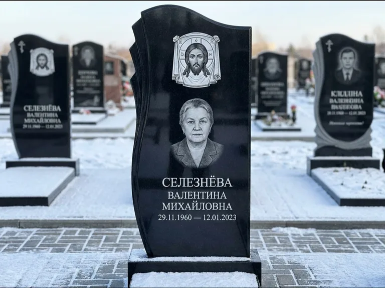 Памятник с гравировкой иконы — Казанская икона Божией Матери на стеле, работа «Одинцов» в Белгороде
