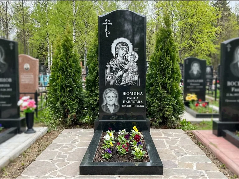 Памятник с гравировкой иконы — икона в резном киоте, работа «Гущин» в Белгороде