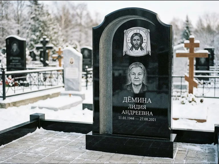 Памятник с гравировкой иконы: гранёный восьмиугольный обелиск с крестом — гравировка Николая Чудотворца, семейный участок с гранитной скамьёй, работа «Зотов» в Белгороде