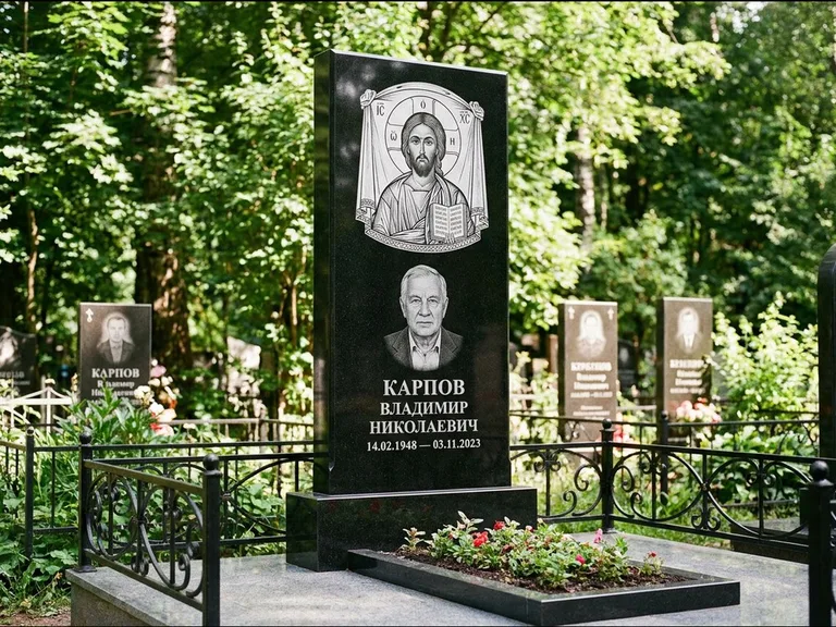 Памятник с гравировкой иконы: широкая двойная семейная стела — золочёный нимб на образе, цветник с красными розами, работа «Воронцова» в Белгороде