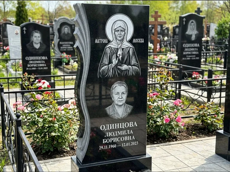 Памятник с гравировкой иконы: ступенчатая двухуровневая стела — Архангел Михаил на стеле, каменная дорожка из плитняка, работа «Одинцов» в Белгороде