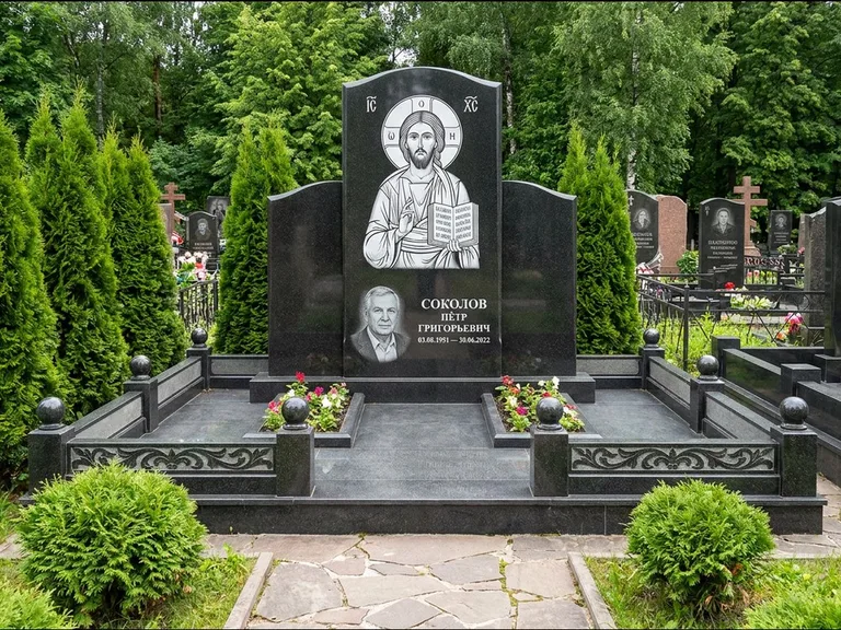 Памятник с гравировкой иконы: широкая горизонтальная лежачая плита-стела — икона в резной рамке-киоте, серая гравийная отсыпка с бордюром, работа «Богданова» в Белгороде