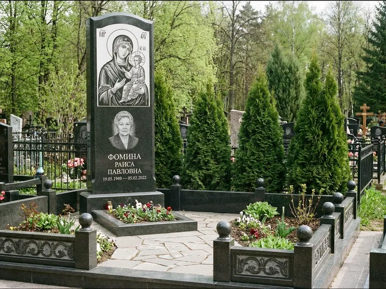 Памятник с гравировкой иконы: высокий гранёный обелиск с крестом-навершием — гравировка образа Матроны Московской, открытый участок без ограды, работа «Третьяков» в Белгороде