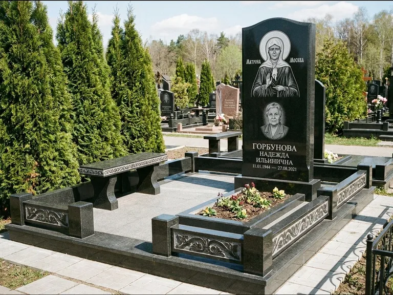 Памятник с гравировкой иконы: стела в форме раскрытой книги с образом — гравировка образа Спасителя, цоколь тёмной плиткой, работа «Зотов» в Белгороде