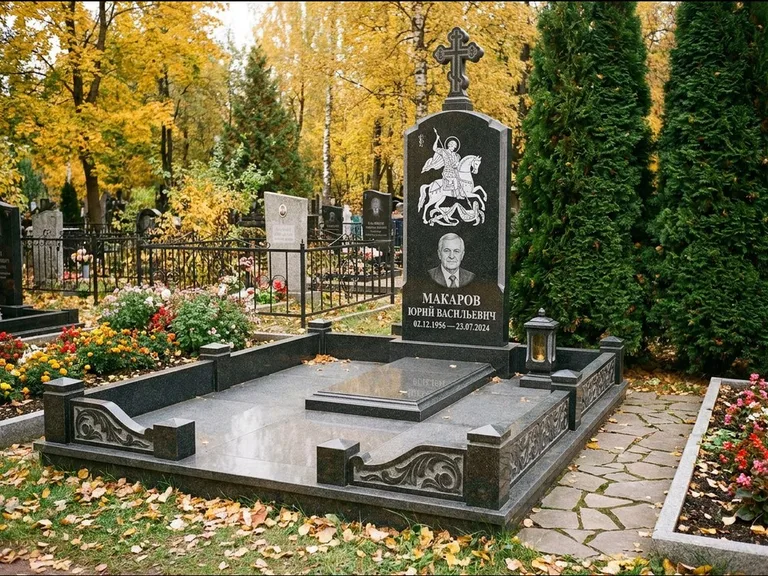 Памятник с гравировкой иконы: ступенчатая трёхуровневая стела — золочёный нимб на образе, дорожка из природного плитняка, работа «Лебедева» в Белгороде