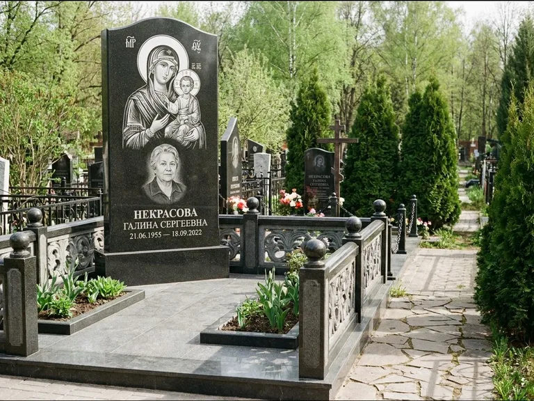 Памятник с гравировкой иконы: полукруглая стела с купольным навершием — Архангел Михаил на стеле, заснеженный зимний участок, работа «Гущин» в Белгороде