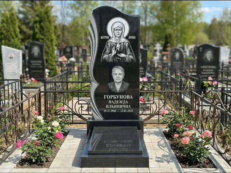 Памятник с гравировкой иконы — икона в резном киоте, работа «Одинцов» в Белгороде