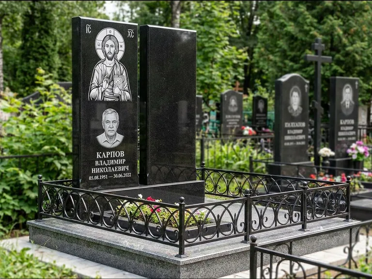 Памятник с гравировкой иконы — Казанская икона Божией Матери на стеле, работа «Богданова» в Белгороде