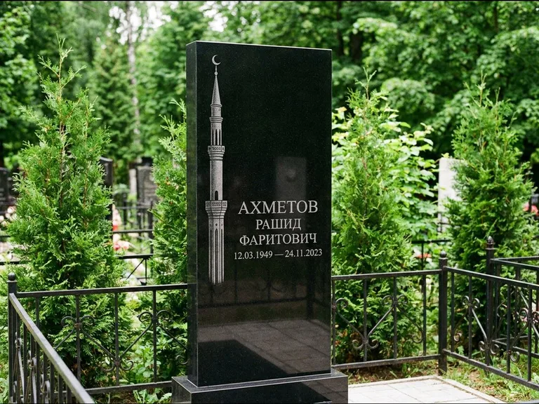 Мусульманский памятник с гравировкой мечети — минарет с полумесяцем у края стелы, работа «Ахметов» в Белгороде