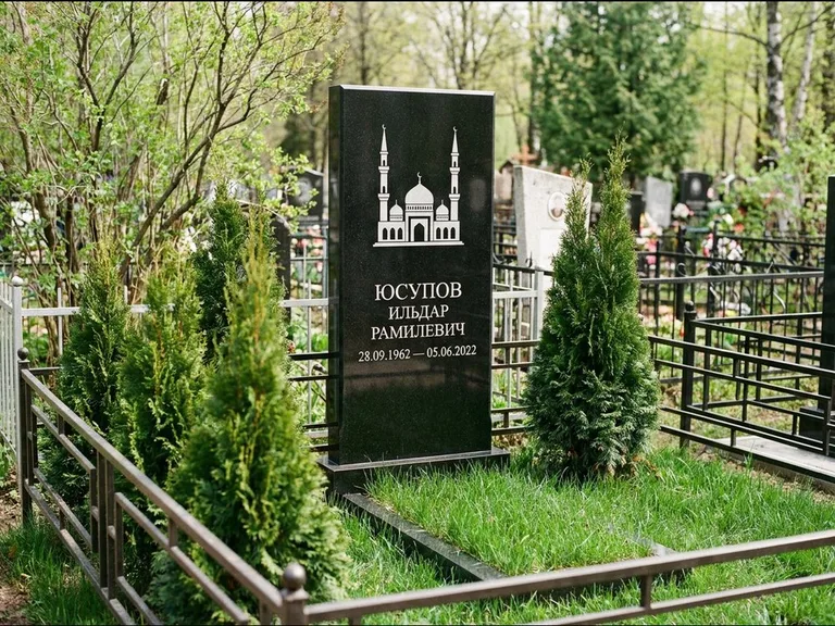 Мусульманский памятник с гравировкой мечети — силуэт мечети с двумя минаретами над именем, работа «Юсупов» в Белгороде