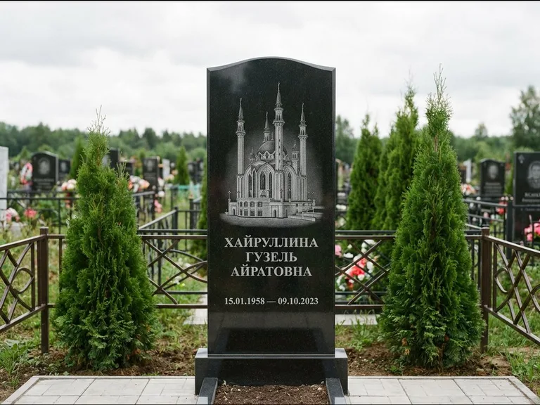 Мусульманский памятник с гравировкой мечети — мечеть Кул-Шариф на обороте стелы, работа «Хайруллина» в Белгороде