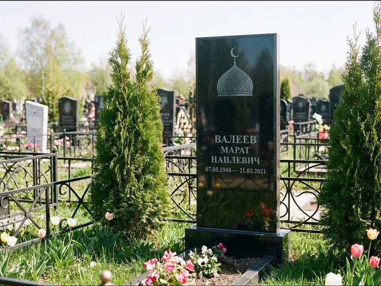 Мусульманский памятник с гравировкой мечети — купол с полумесяцем в верхней части, работа «Валеев» в Белгороде