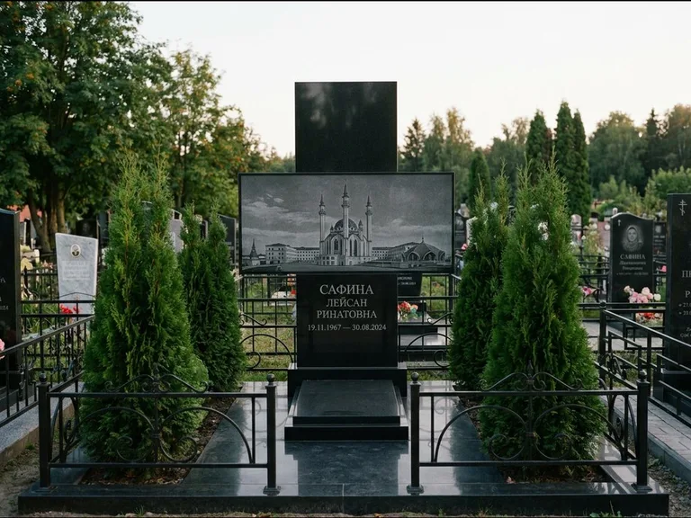Мусульманский памятник с гравировкой мечети — панорама мечети во всю ширину стелы, работа «Сафина» в Белгороде