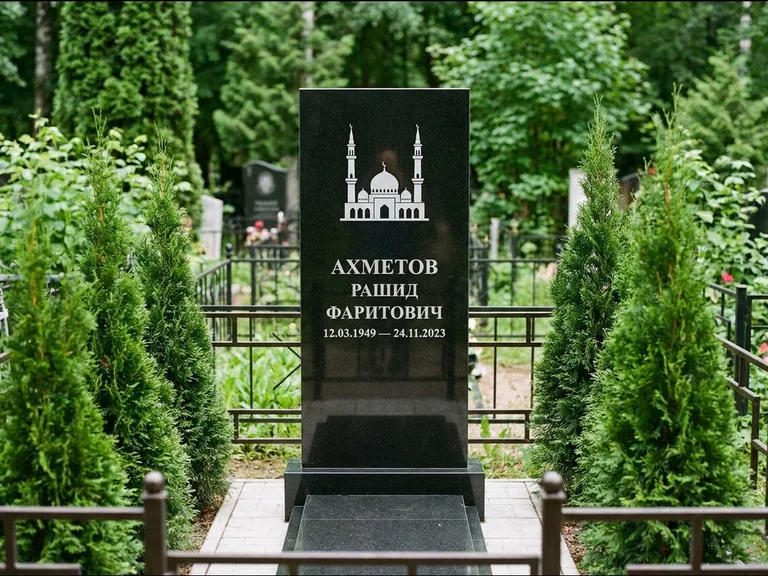 Мусульманский памятник с гравировкой мечети — силуэт мечети с двумя минаретами над именем, работа «Ахметов» в Белгороде
