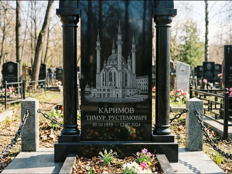 Мусульманский памятник с гравировкой мечети: стела с колоннами-минаретами по бокам — детализированная гравировка мечети Кул-Шариф, гранитные столбики с провисающей цепью, работа «Каримов» в Белгороде