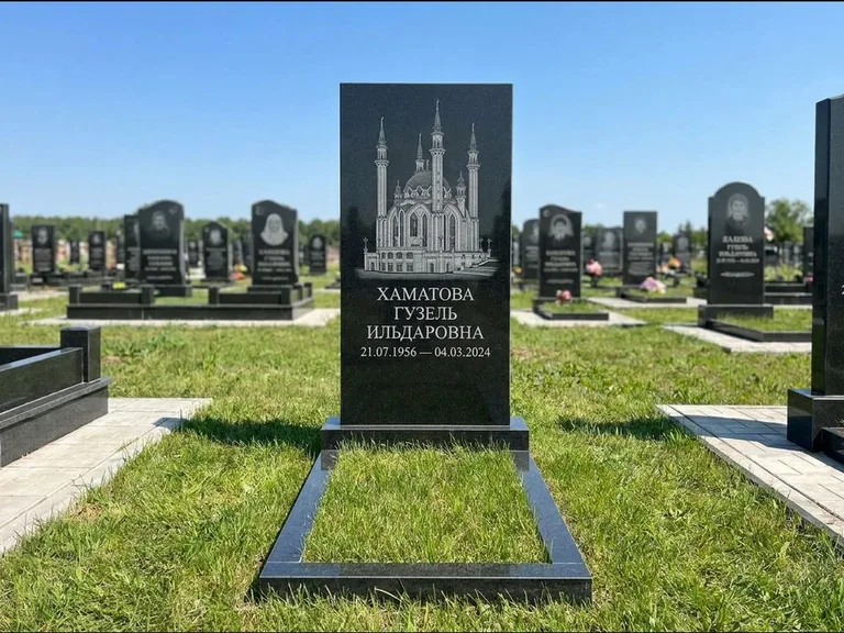 Мусульманский памятник с гравировкой мечети: небольшая скромная одиночная стела — золочёная гравировка мечети, аккуратный участок с газоном, работа «Нигматуллина» в Белгороде