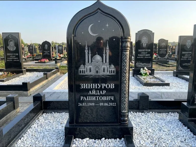 Мусульманский памятник с гравировкой мечети: стела с михраб-верхом и резной боковой колонной — детализированная гравировка мечети Кул-Шариф, белая мраморная крошка, работа «Ахметов» в Белгороде