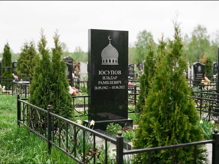 Мусульманский памятник с гравировкой мечети — купол с полумесяцем в верхней части, работа «Юсупов» в Белгороде