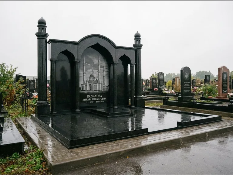 Мусульманский памятник с гравировкой мечети: семейный мемориал с колоннами-минаретами и аркой — золочёная гравировка мечети, большая мощёная площадка, работа «Абдуллаева» в Белгороде