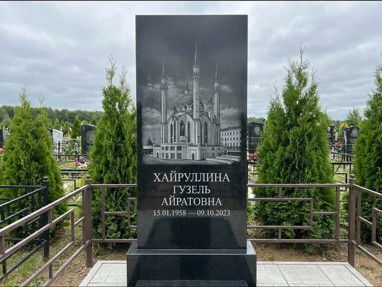 Мусульманский памятник с гравировкой мечети — панорама мечети во всю ширину стелы, работа «Хайруллина» в Белгороде
