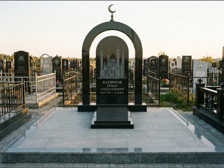 Мусульманский памятник с гравировкой мечети: монументальная стела-арка с полумесяцем на вершине — детализированная гравировка мечети Кул-Шариф, мощёная гранитная площадка с бордюром, работа «Юсупов» в Белгороде