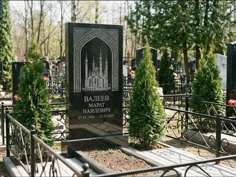 Мусульманский памятник с гравировкой мечети — мечеть в восточной арке с орнаментом, работа «Валеев» в Белгороде