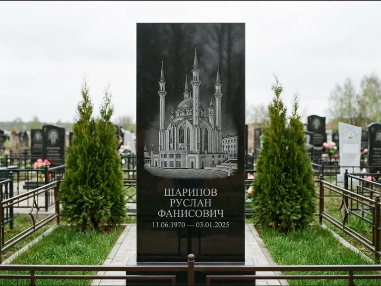 Мусульманский памятник с гравировкой мечети — мечеть Кул-Шариф на обороте стелы, работа «Шарипов» в Белгороде