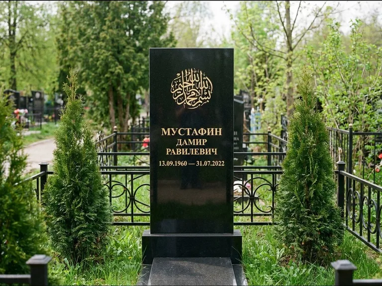 Мусульманский памятник — шахада в верхней части стелы, работа «Мустафин» в Белгороде