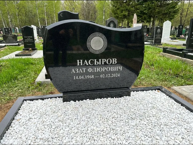 Мусульманский памятник: стела с волнообразным скошенным верхом — гравировка мечети под полумесяцем и звёздами, белая мраморная крошка с бордюром, работа «Насыров» в Белгороде