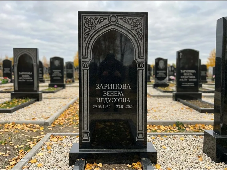 Мусульманский памятник: фигурная стела с михраб-нишей — гравировка мечети в михраб-арке с орнаментом, светлая гравийная отсыпка, работа «Зарипова» в Белгороде