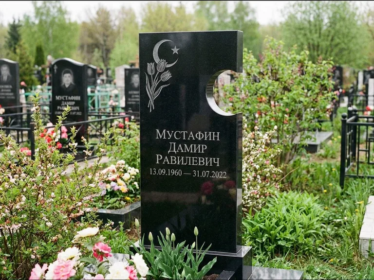 Мусульманский памятник: стела с боковым вырезом в форме полумесяца — гравировка минарета с полумесяцем, низкие кусты в цвету, работа «Мустафин» в Белгороде