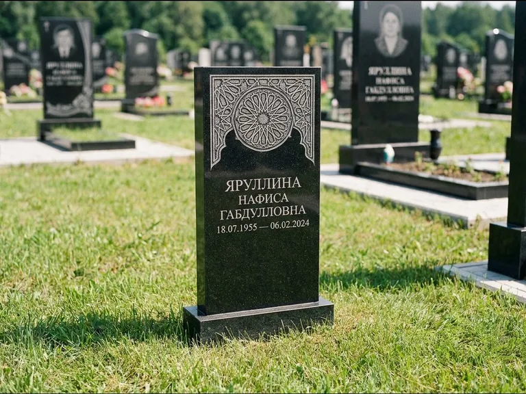 Мусульманский памятник: небольшая скромная невысокая стела — золочёная гравировка мечети, аккуратный участок с газоном, работа «Фахрутдинова» в Белгороде