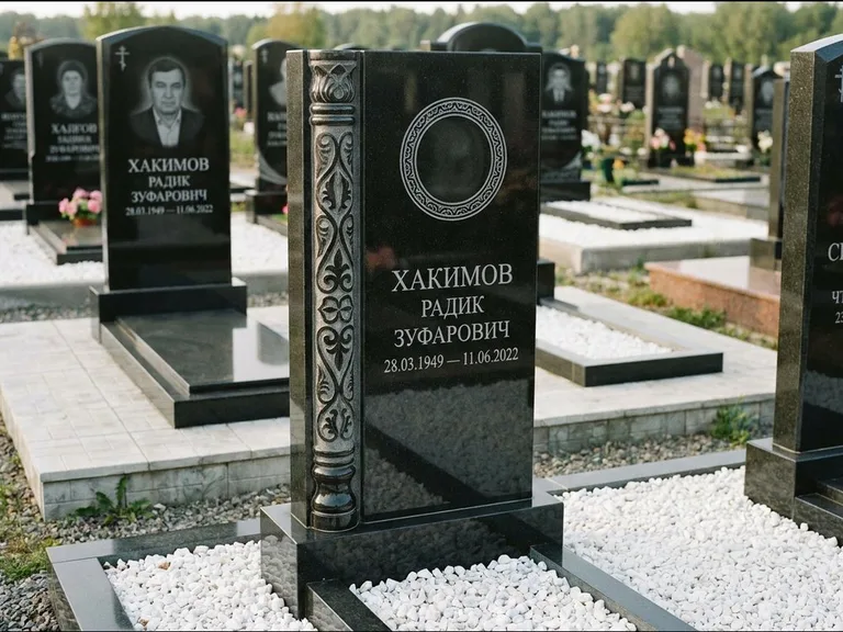 Мусульманский памятник: стела с боковой резной орнаментальной колонной — детализированная гравировка мечети Кул-Шариф, белая мраморная крошка, работа «Хабибуллин» в Белгороде