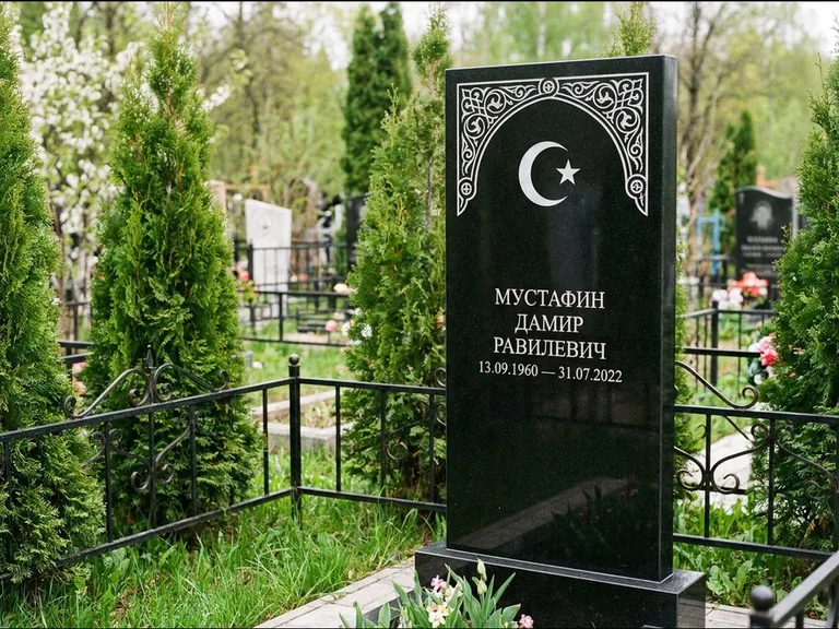 Мусульманский памятник — полумесяц со звездой и орнамент-бордюр, работа «Мустафин» в Белгороде