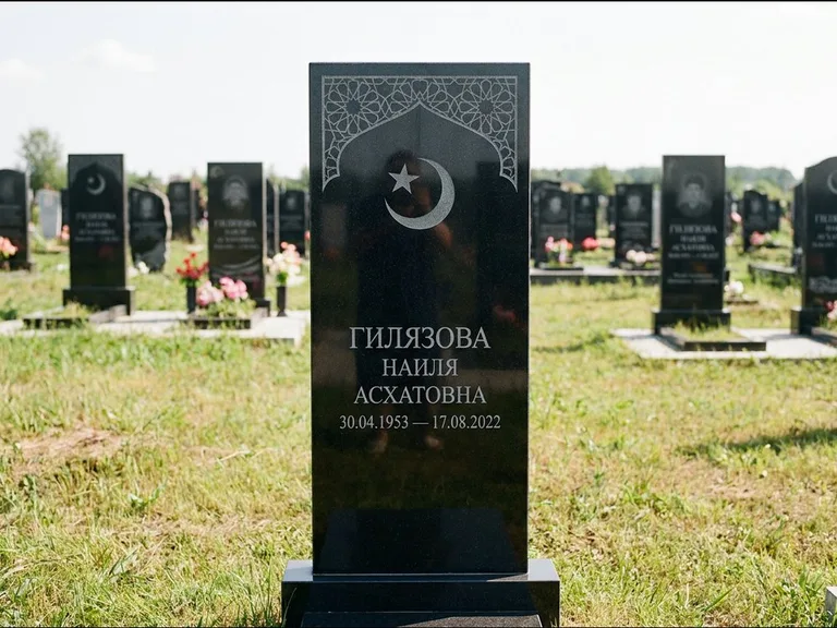 Мусульманский памятник: узкая вертикальная стела-пилон с полумесяцем — гравировка мечети в михраб-арке с орнаментом, открытая лужайка без ограды, работа «Ибрагимова» в Белгороде