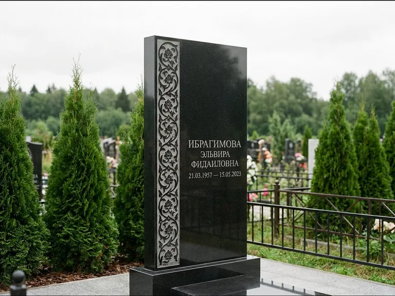 Мусульманский памятник — колонна ислими по краю стелы, работа «Ибрагимова» в Белгороде