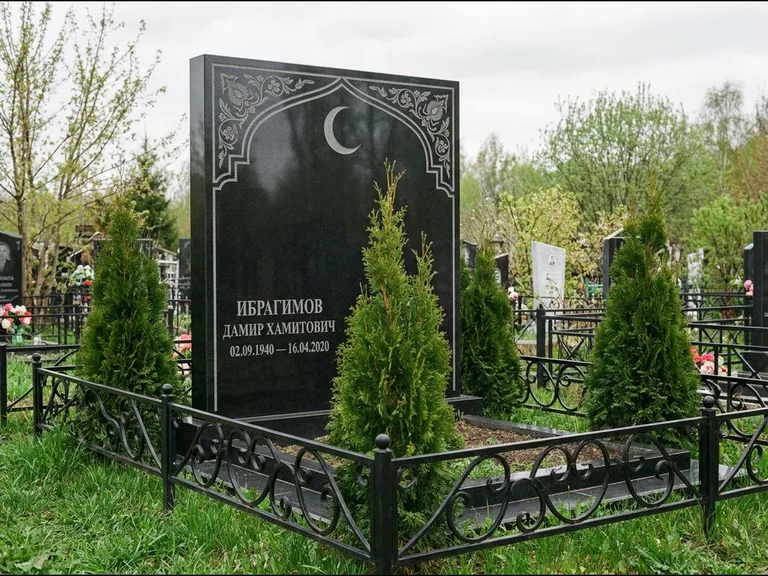 Памятник с гравировкой полумесяца — гравировка полумесяца в восточной арке с орнаментом, работа «Ибрагимов» в Белгороде