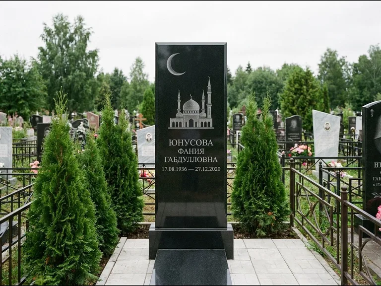 Памятник с гравировкой полумесяца — гравировка полумесяца над силуэтом мечети, работа «Юнусова» в Белгороде