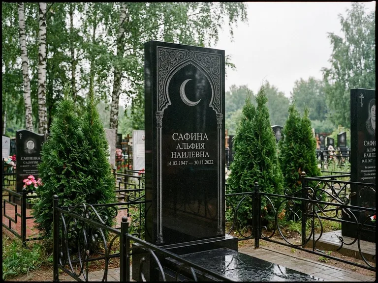 Памятник с гравировкой полумесяца — гравировка полумесяца в восточной арке с орнаментом, работа «Сафина» в Белгороде