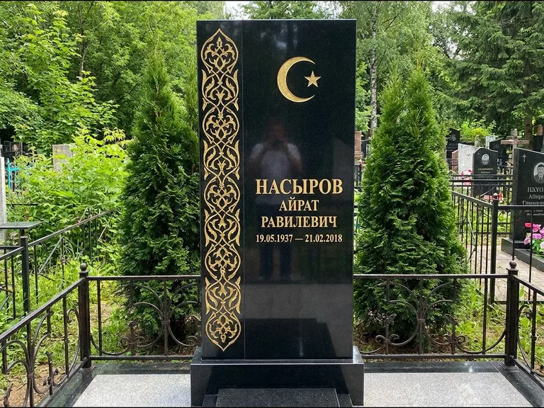Памятник с гравировкой полумесяца — золочёный полумесяц и колонна растительного орнамента-ислими, работа «Насыров» в Белгороде