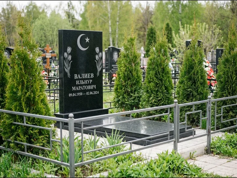 Памятник с гравировкой полумесяца — гравировка полумесяца со звездой и тюльпанами по бокам, работа «Валиев» в Белгороде